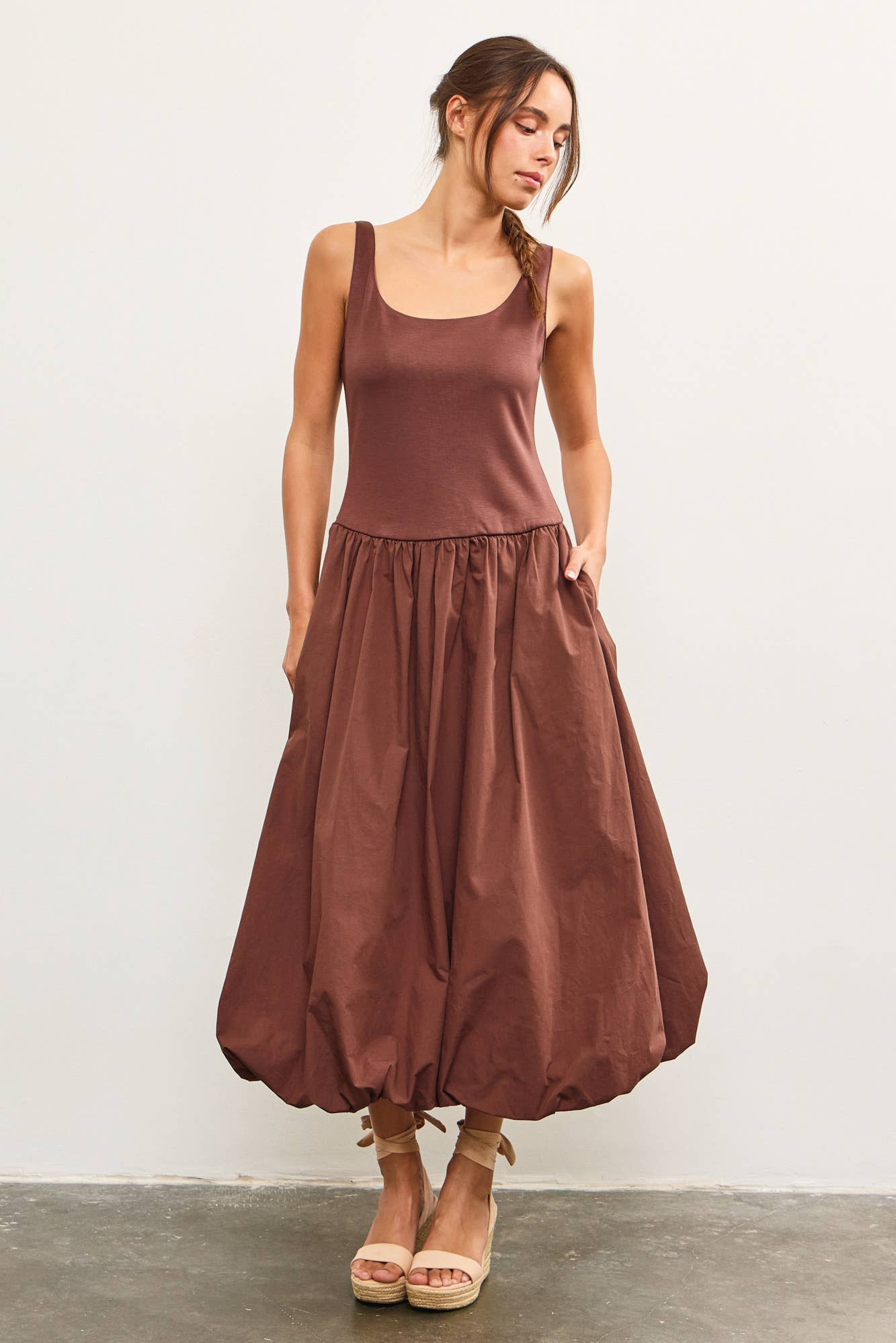 BALLOON HEM SLEEVELESS MIDI DRESS ESPRESSO