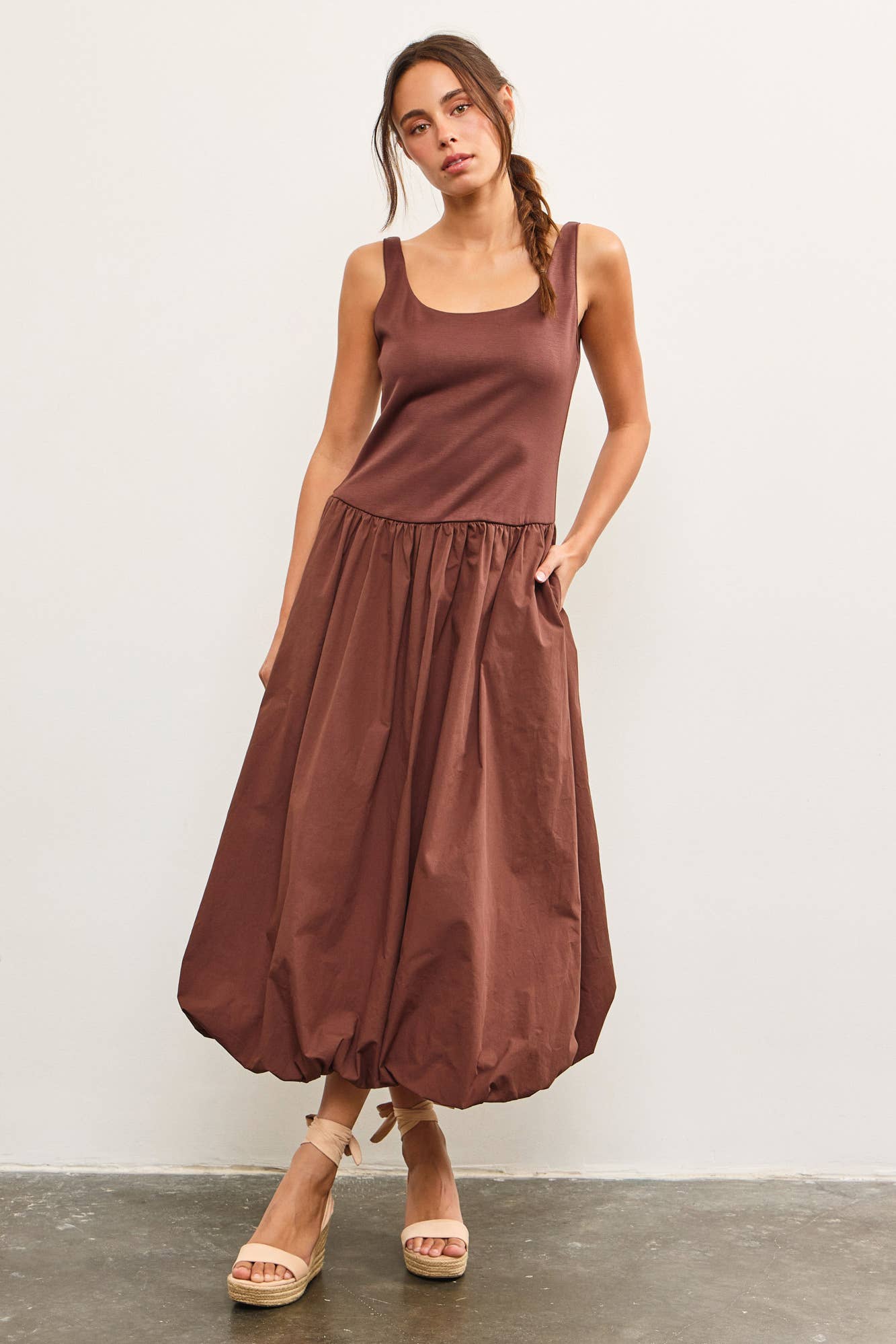 BALLOON HEM SLEEVELESS MIDI DRESS ESPRESSO