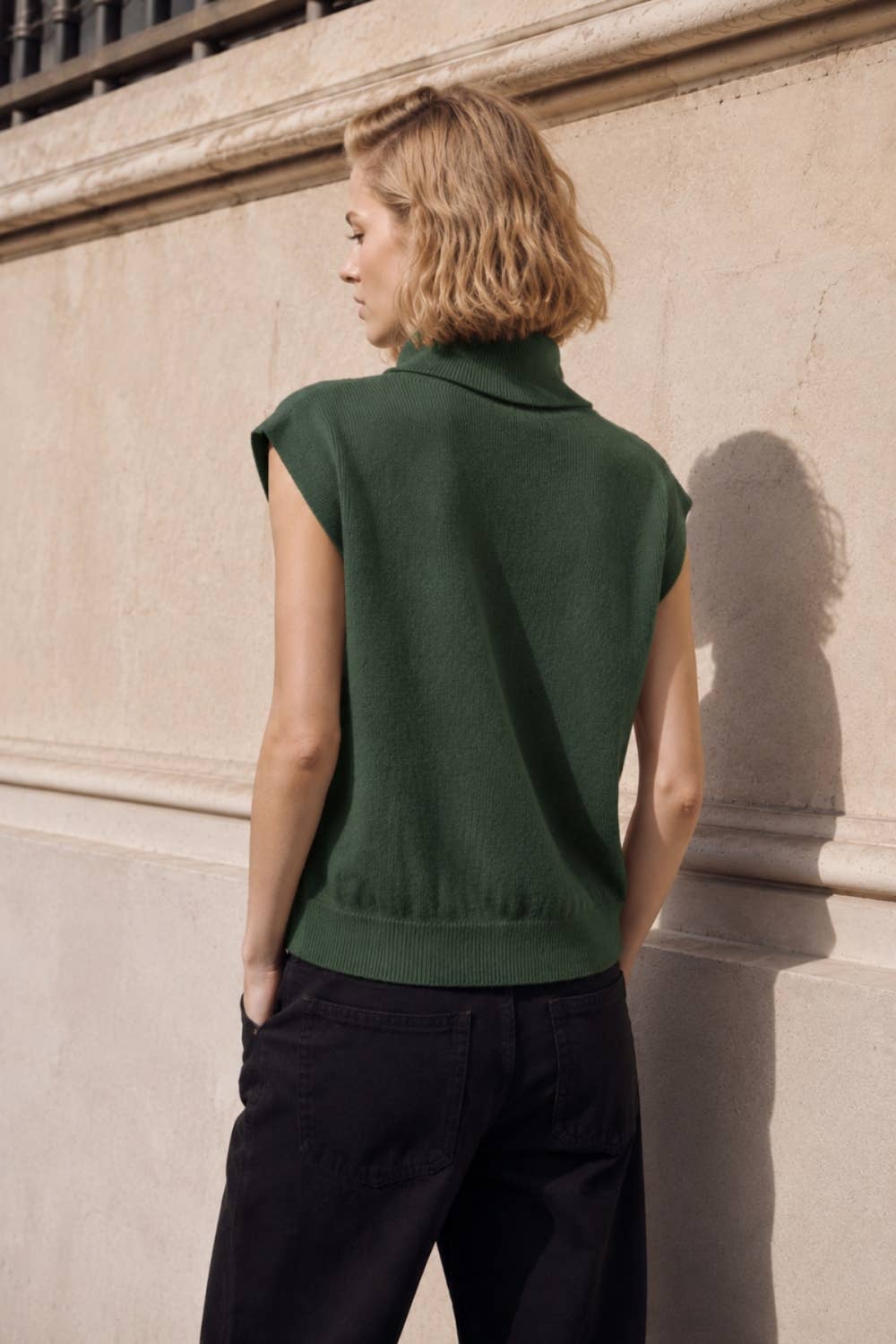 RIBBED SLEEVELESS TURTLENECK SWEATER