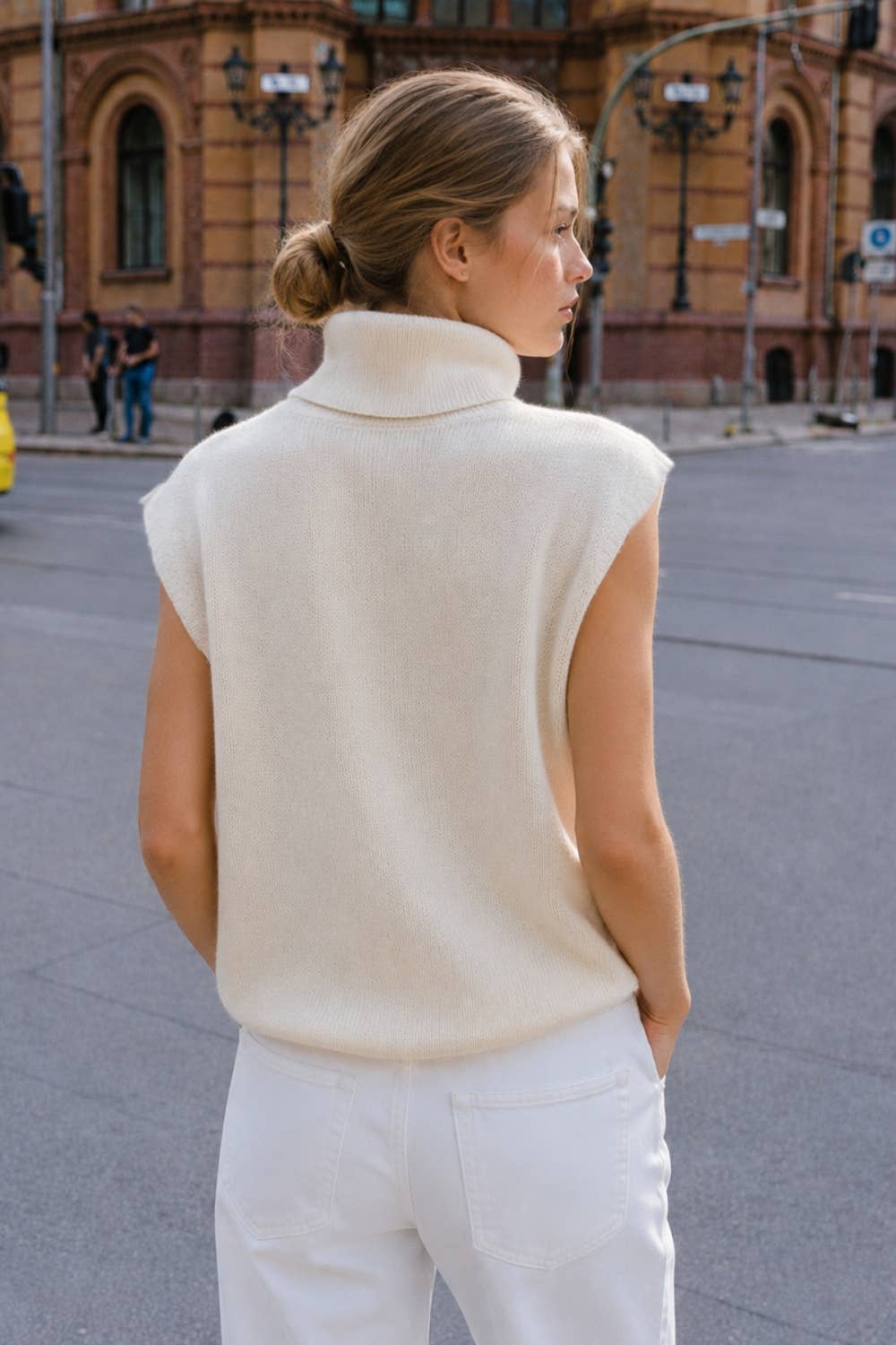 RIBBED SLEEVELESS TURTLENECK SWEATER